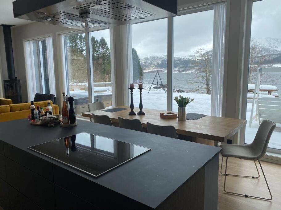 Fantastisk I Tennfjord, Ved Alesund. * Tennfjord
