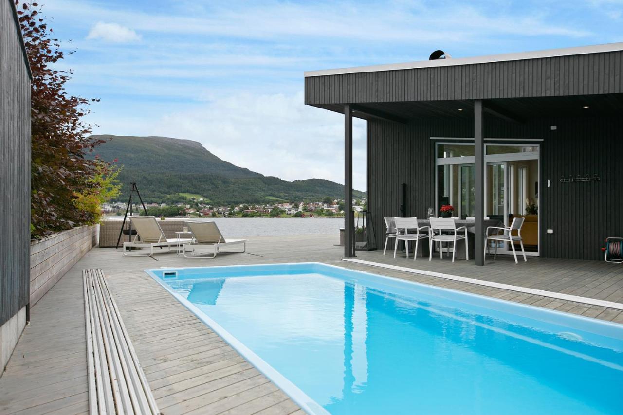 Fantastisk I Tennfjord, Ved Alesund. *