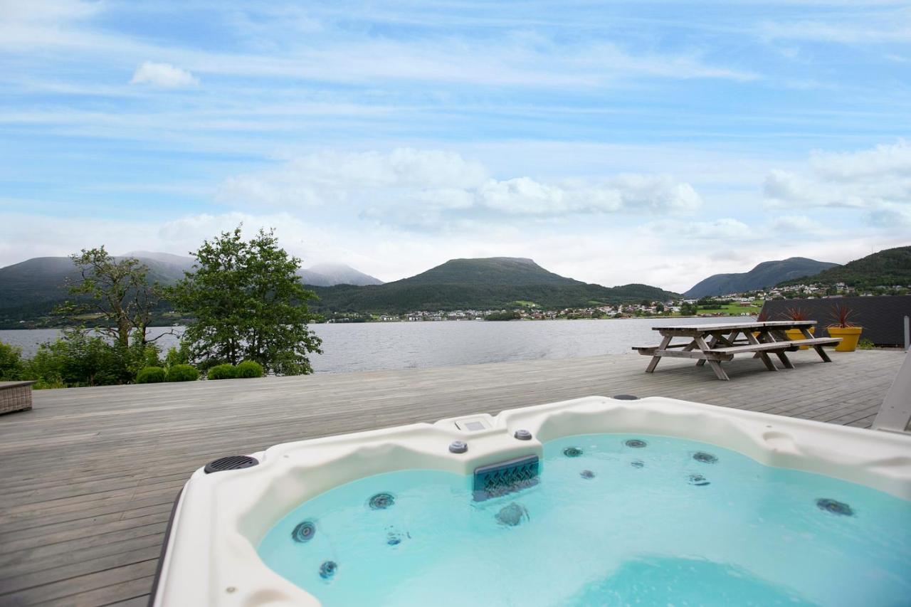 Fantastisk I Tennfjord, Ved Alesund. Feriehus *